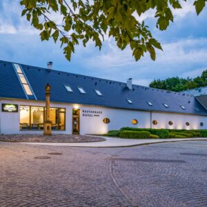 Střední Čechy naproti zámku a blízko Karlštejna a Prahy v Hotelu Panská zahrada **** s wellness a snídaněmi