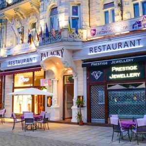 Karlovy Vary přímo v centru města v Hotelu Palacký **** se vstupem do Alžbětiných lázní, snídaní a oplatkami