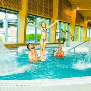 Šumava v obklopení zámků v apartmánu Penzionu Nemílek s bazénem, zapůjčením koloběžek a dětským hřištěm