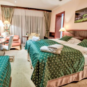 Český Krumlov: Pobyt přímo v centru luxusně v Hotelu Grand **** či dependanci se snídaní/polopenzí + Prosecco