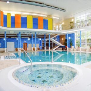 Konstantinovy Lázně: Luxus ve 4* Hotelu Löwenstein v apartmá s kuchyňkou + wellness, procedury a polopenze