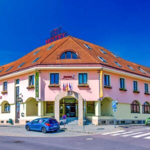 Znojmo v obklopení vinic: Rodinný Hotel N *** s polopenzí, láhví vína, návštěvou cukrárny a odpočinkem v sauně