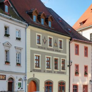 Loket u Karlových Varů s výhledem na hrad: Pension Masonic House **** se snídaní/polopenzí + vstupy do muzeí