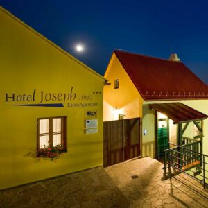 Třebíč 1 km od aquaparku v Hotelu Joseph 1699 **** se snídaní a historickou prohlídkou + domácí welcome drink