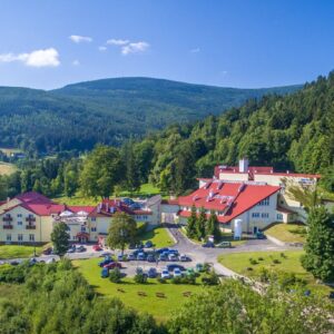Polsko: Jizerské hory jen 2 km od Česka v Resortu Klinika Młodości s polopenzí a neomezeným wellness centrem