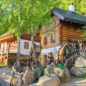 Vysočina: Pobyt ve stylové chatičce přímo v Pohádkové vesničce s polopenzí, bazénem a slevou + 2 děti zdarma