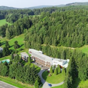 Jeseníky: Malá Morávka v Horském Hotelu Neptun s polopenzí, venkovním bazénem a ohništěm/grilem + dětská herna