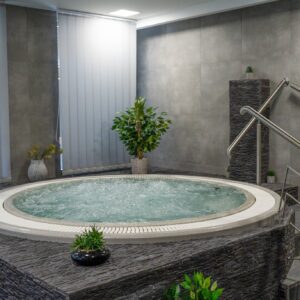 Bílé Karpaty v Horském Hotelu Jelenovská *** s polopenzí, vínem, bazénem a projížďkou na koni nebo vířivkou