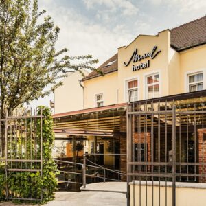 Jižní Morava (nejen) pro vinaře: Hotel Mariel *** v centru Znojma se snídaněmi a degustací 12 vzorků vín