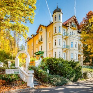 Mariánské Lázně nedaleko centra v historickém B&B Villa Hotelu *** se snídaněmi + zkrášlovací služby v salonu