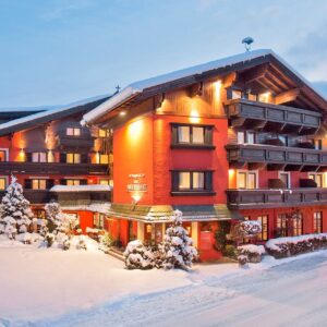 Tyrolsko blízko ski areálů v Hotelu Bruggwirt **** se snídaní/polopenzí a saunami + vstup do vnitřních bazénů