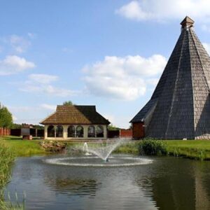 Jedinečný pobyt v sudu či maringotce blízko Kolína a Poděbrad: Vigvam Resort s polopenzí a privátním wellness