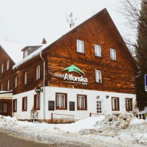 Západní Krkonoše přímo u lyžařského areálu: Dovolená v 900 m n. m. v Hotelu Alfonska *** s polopenzí a nápoji