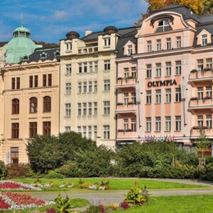 Centrum Karlových Varů u kolonády a divadla v Olympia Wellness Hotelu **** s polopenzí, wellness a procedurami