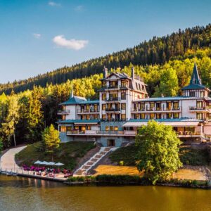 Luxusní relaxační pobyt u Karlových Varů v 5* Retro Riverside Wellness Resortu se snídaní, wellness a masáží
