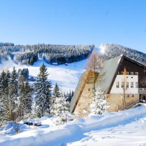 Krkonoše u ski areálů: Pytloun Hotel Harrachov **** s polopenzí + neomezený vstup do wellness (bazén, sauna)