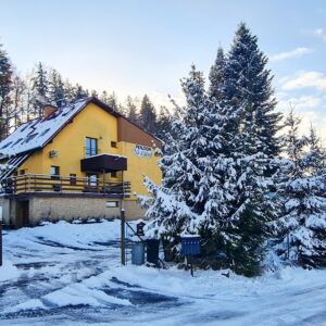 Beskydy u Pusteven a ski areálů: Penzion Na Lůkách s polopenzí, saunou, koupací kádí a kulečníkem + skibus