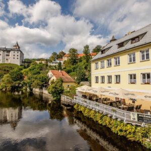 Šumava jen 1 km od hradu Rožmberk v Penzionu Rožmberk Inn se snídaněmi a láhví vína + dítě do 6 let zdarma