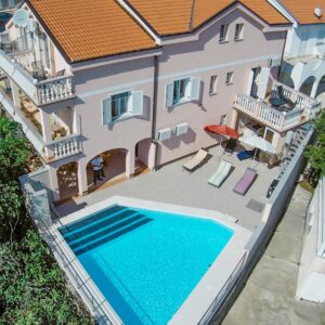 Chorvatsko: Letovisko Karlobag pouhých 250 m od pláže pro 4-7 osob v Apartmánech Kathy s vyhřívaným bazénem