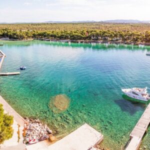 Severní Dalmácie v Crvena Luka Hotelu IN **** s bufetovými snídaněmi a wellness + vstup na soukromou pláž