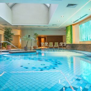 Hévíz jen 600 m od termálního jezera v Hotelu Palace **** s polopenzí a neomezeným wellness (bazén, 3 sauny)