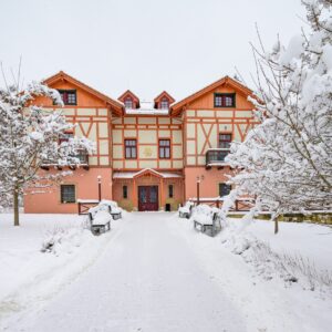Rychnov nad Kněžnou: Hotel Studánka **** obklopený přírodou s polopenzí, wellness, romantickou koupelí + zábal