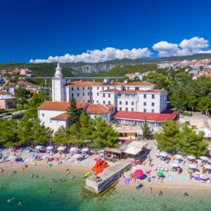 Letovisko Crikvenica jen 50 m od pláže v Hotelu Kaštel *** s polopenzí a nápoji + dítě do 12 let zdarma