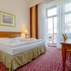 Karlovy Vary u sadů a kolonád: Pobyt v Hotelu Romania *** se snídaní či polopenzí a wellness + láhev Prosecca