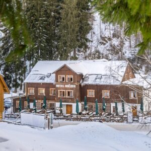 Pec pod Sněžkou 900 m od svahu v Hotelu Hvězda *** s polopenzí + welcome drink, úschovna lyží a dětský koutek