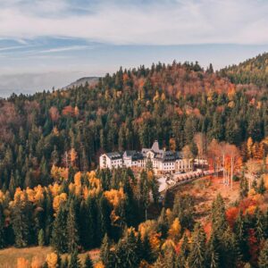 Relax na Karlovarsku: Zámek Lužec Spa & Wellness Resort **** s polopenzí, bazénem a saunami + víno a procedury