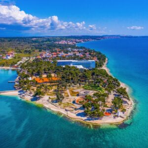 Chorvatsko nedaleko Zadaru a hned u pláže v Hotelu Pinija **** s bazény, wellness a animacemi + polopenze