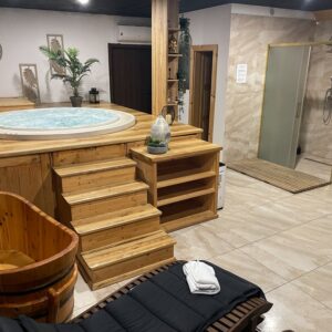 Mladá Boleslav: Relax v Hotelu a wellness Hejtmanka se snídaní a privátní vířivkou a saunou + láhev sektu