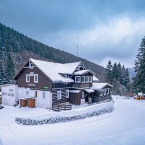 Horský pobyt v Krkonoších: Pec pod Sněžkou u ski areálů ve stylové Chatě Lesovna se snídaní + sauna a víno