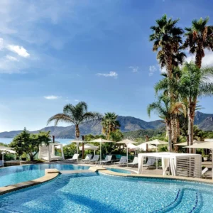 Sardinie: hotel u pláže, polopenze, panoramatický bazén