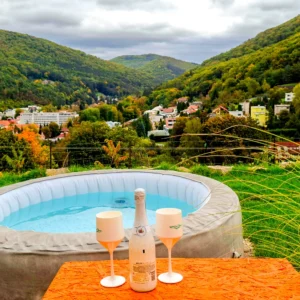 Trenčianske Teplice: domeček s venkovní vířivkou