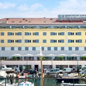 Makarska: 4* hotel se stravou a neomezeným wellness