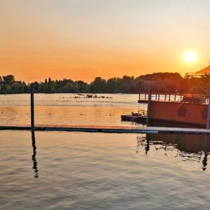 Houseboat na jezeře: dvě terasy, kávovar i sauna
