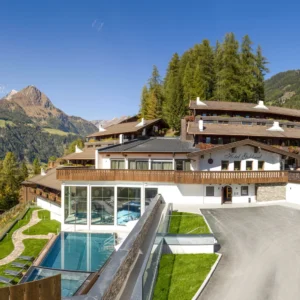 Tyrolské Matrei: hotel na svahu, strava i luxusní wellness