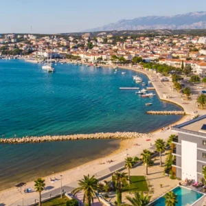 Chorvatský Pag: hotel u moře, bazén a jídlo