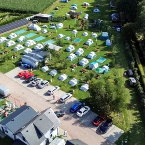 Kempingový luxus na skok do Energylandie i se snídaní