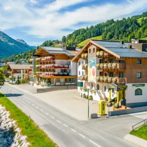 Moderní hotel v rakouských Alpách: snídaně i sauna