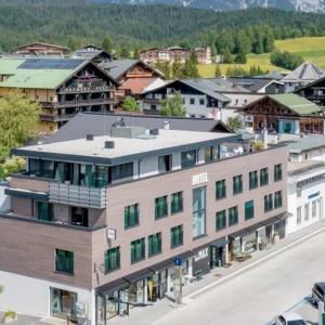 Boutique hotel v Seefeldu: střešní wellness a snídaně