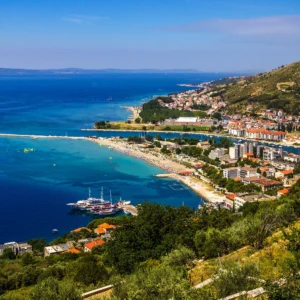 Pro rodinu i pár: apartmán u Omiše, 120 m k pláži