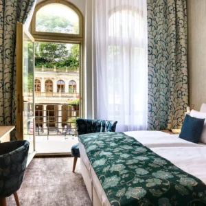 Relax ve Varech u kolonády: jídlo, wellness i procedury