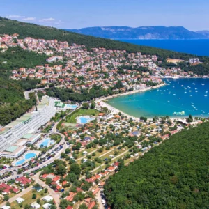 Chorvatský Rabac: mobilní domky až pro 4 osoby, možnost stravy