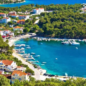 Rodinný hotýlek s venkovním bazénem pod Zadarem