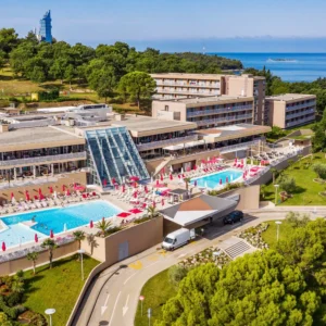 Poreč: 4* hotel u pláže, polopenze a dítě zdarma