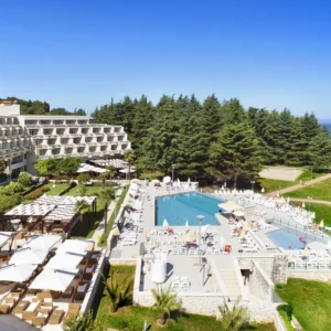 Hotel na Istrii: 100 m na pláž, polopenze+, bazény