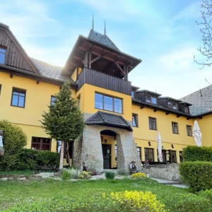 Valašský hotel se stravou i pivními lázněmi