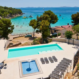 Pobyt v Dalmácii: 3* hotel u pláže, polopenze i bazén